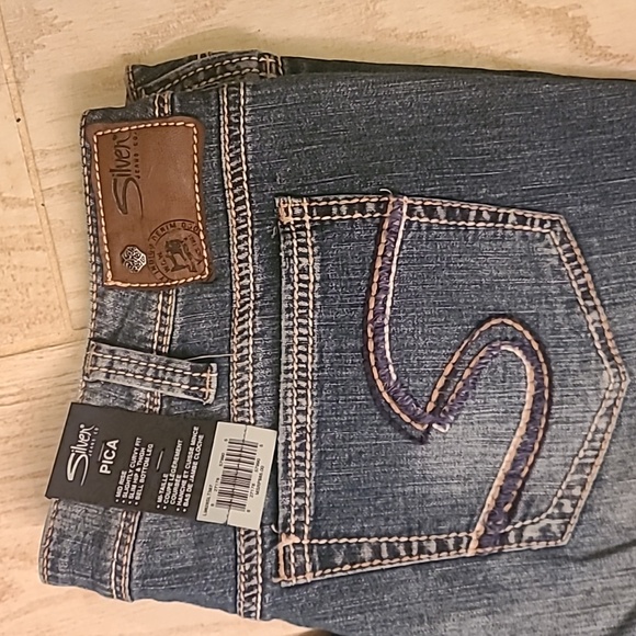 Silver "Pica" Low Rise Jeans in a Size 34/33 BNWT! - Picture 2 of 3
